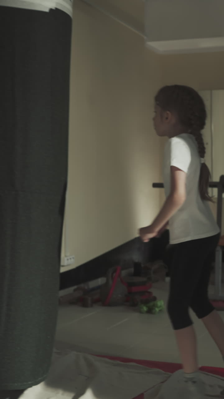 los boxeadores adultos y juveniles entrenan juntos en el gimnasio. los pequeños deportistas disfrutan de lecciones activas con boxeadores profesionales en el club de lucha a cámara lenta. vida saludable