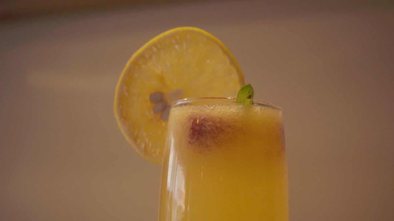 Primo piano di una bevanda rinfrescante agli agrumi, guarnita con una fetta di limone