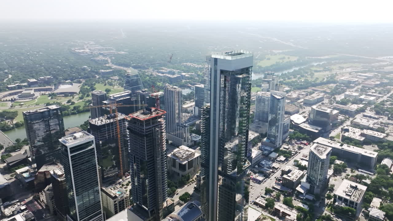 Vista aérea panorâmica da paisagem urbana de Austin e do Rio Colorado