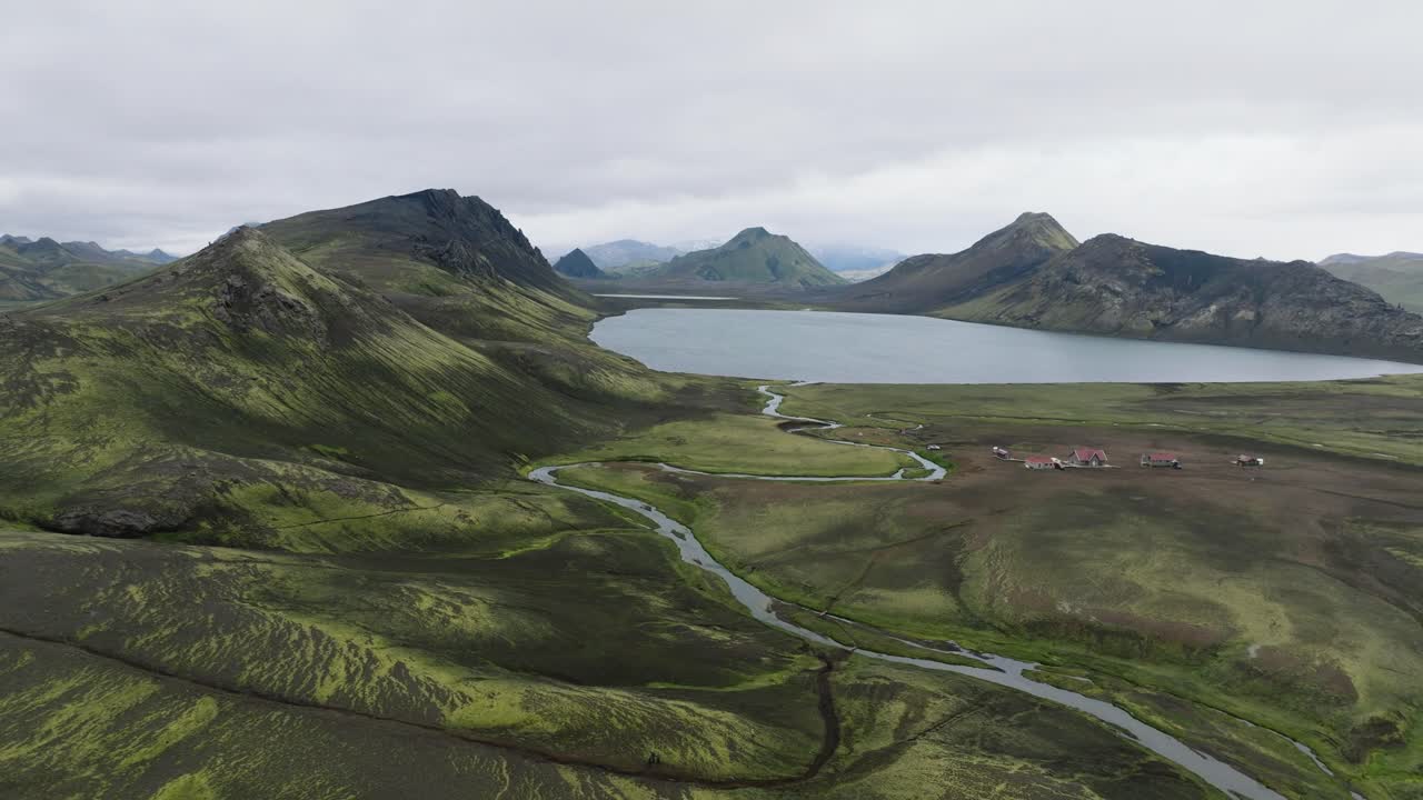 Laugavegur trail, Álftavatn lake, Descending part 2, Iceland