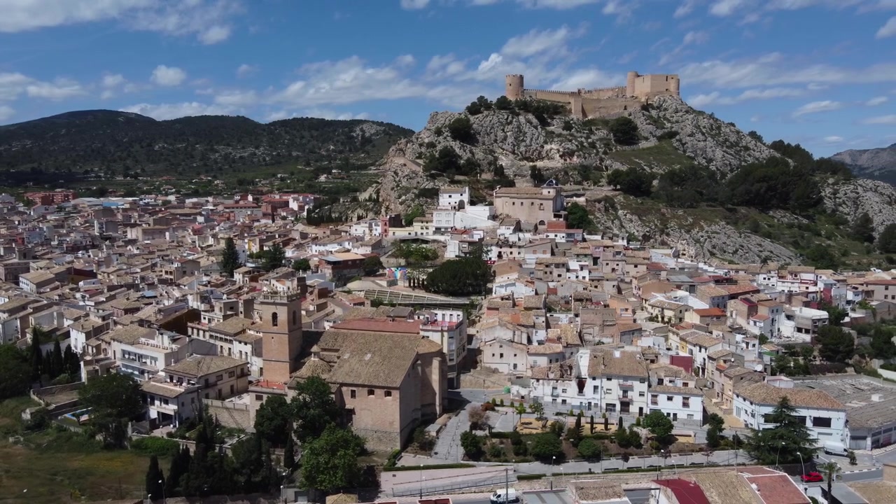 Orbitando alrededor del casco antiguo y el castillo de Castalla, España. Iglesia de Nuestra Señora de la Asunción en primer plano
