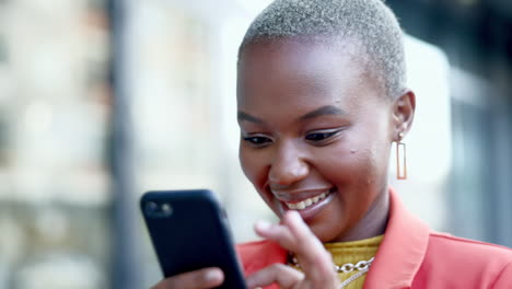 Black-woman-in-city,-smartphone