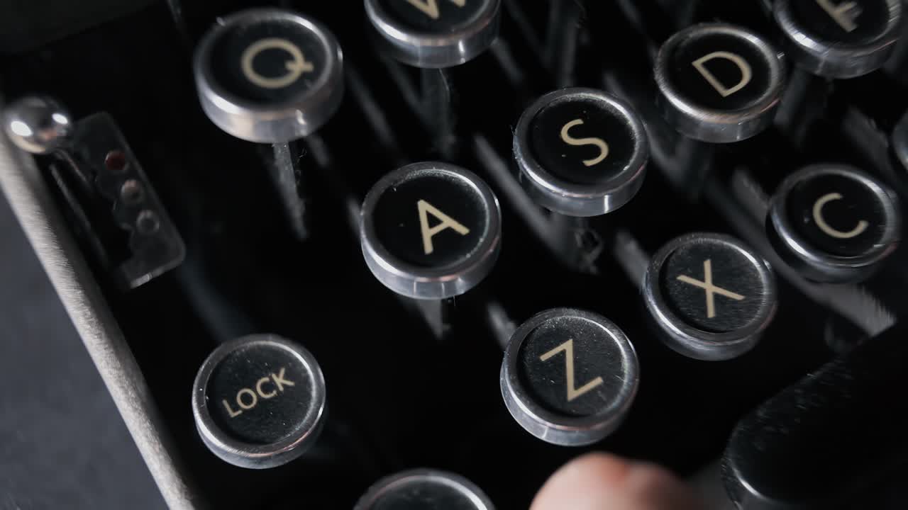 una vieja máquina de escribir de la década de 1920