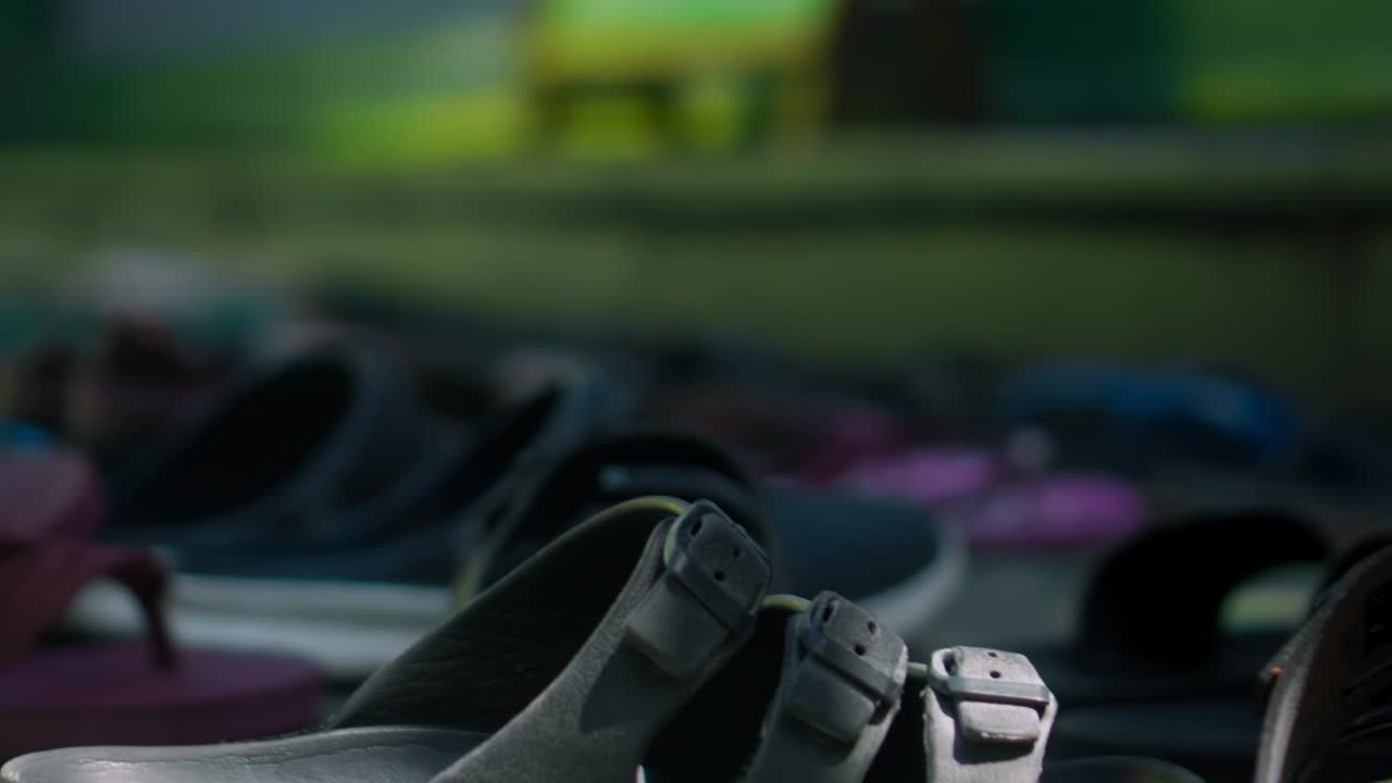 entrada da mesquita muçulmana com os sapatos removidos