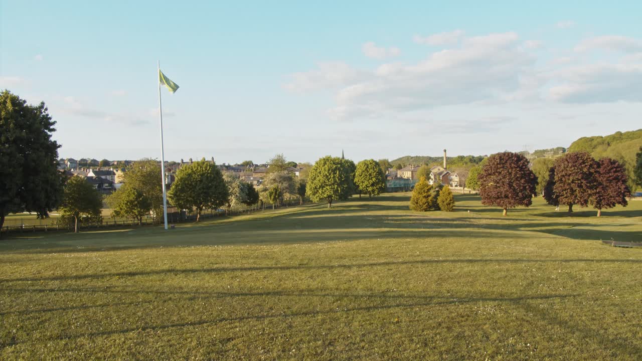 밝은 은 날에 지역 공원 에서 발 기둥 을 드러내기 위해 기울어