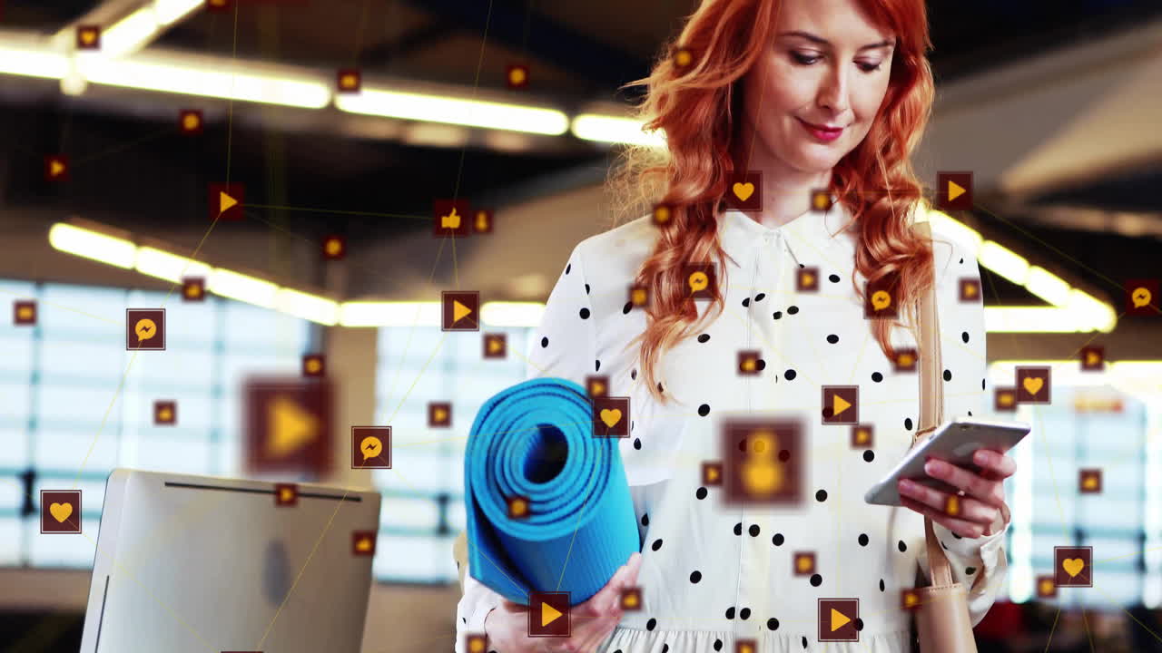 animación del globo de la red de conexiones sobre la mujer caucásica usando teléfono inteligente