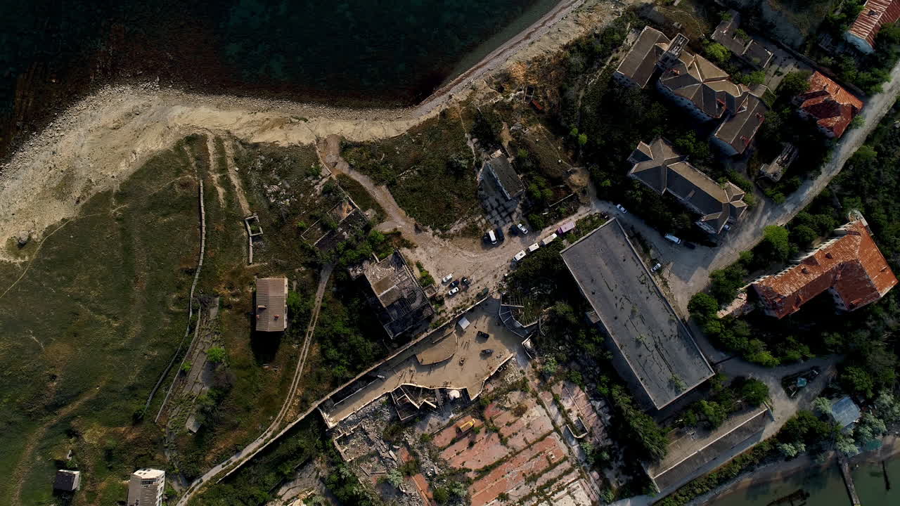 vista aérea de edificios costeros abandonados