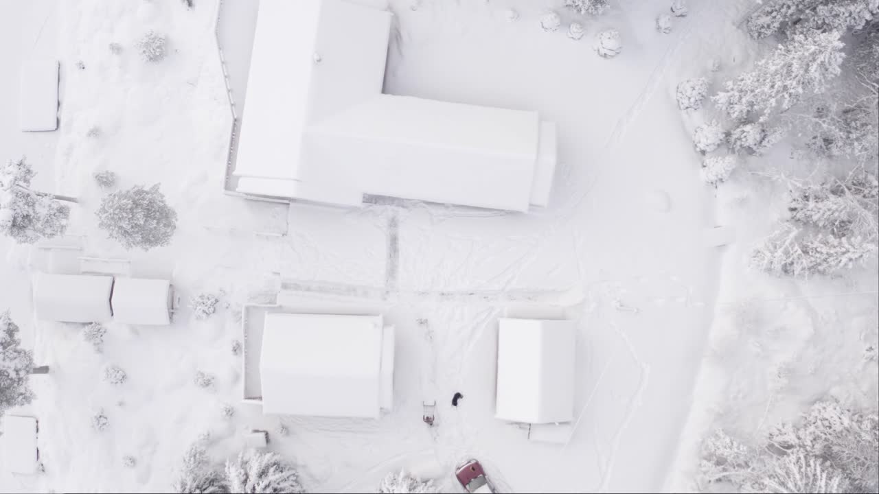 노르웨이 인드레 포센(indre fosen)에 있는 오두막과 나무가 있는 겨울 풍경의 하향식 전망 - 공중 드론 샷