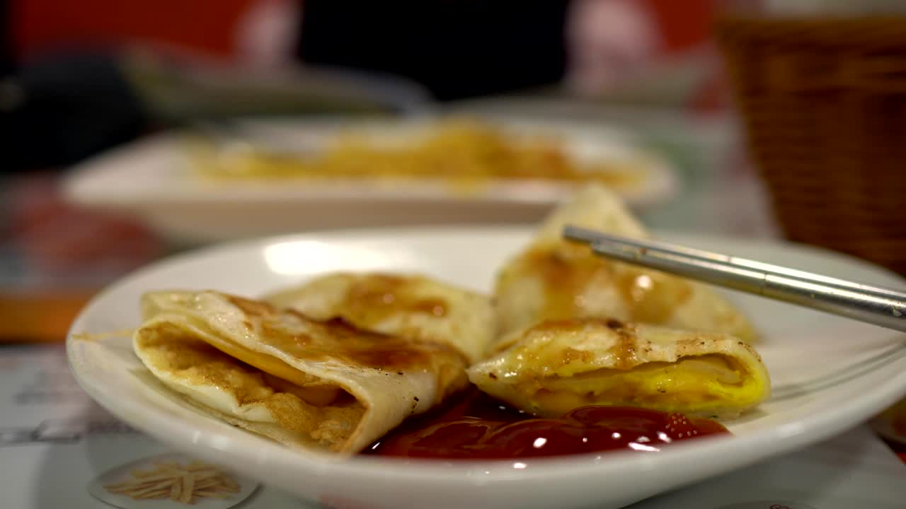 cerca del quiche en el restaurante. el fondo borroso es una niña comiendo.