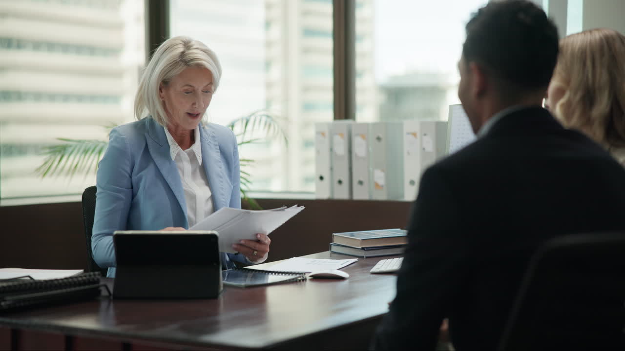 Réunion d'affaires dans un bureau d'entreprise