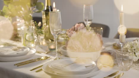 cerrar la mesa preparada para la comida en la recepción de la boda con tarjetas de lugar para la novia y el novio 2