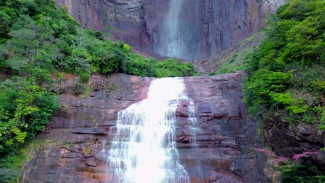 Llegar-Al-Salto-Ángel-Implica-Navegar-Por-Ríos-Y-Bosques-Densos,-Culminando-Con-Una-Vista-Impresionante-De-La-Cascada-Más-Alta-Del-Mundo.