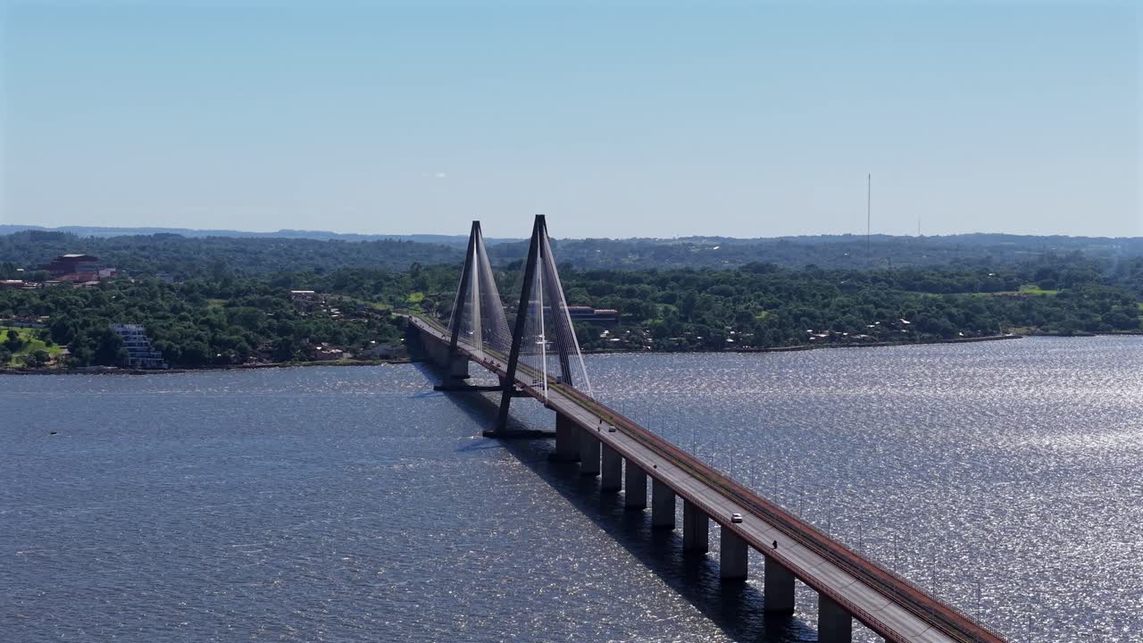 Ampia panoramica aerea che traccia a sinistra, Puente Internacional San Roque Gonzalez che si estende sul fiume