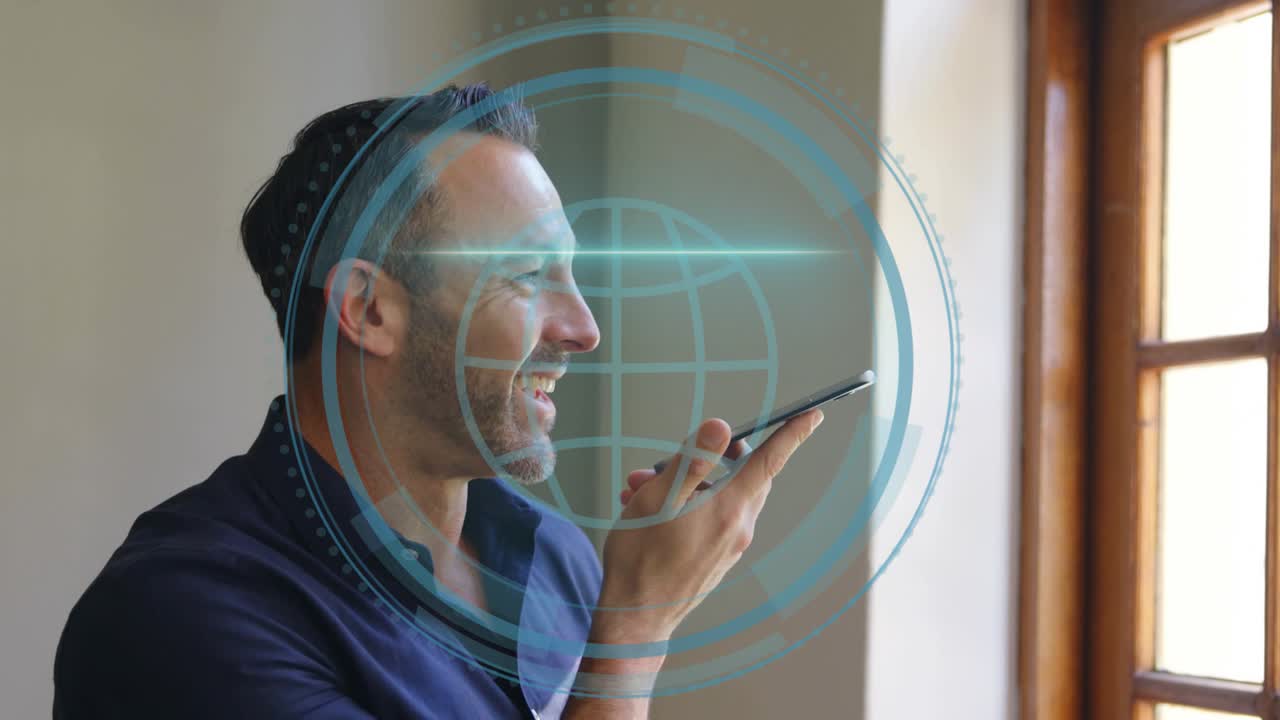 Uomo che alza uno smartphone e parla in ufficio spiegando la sicurezza informatica mentre l'HUD si espande sul suo volto