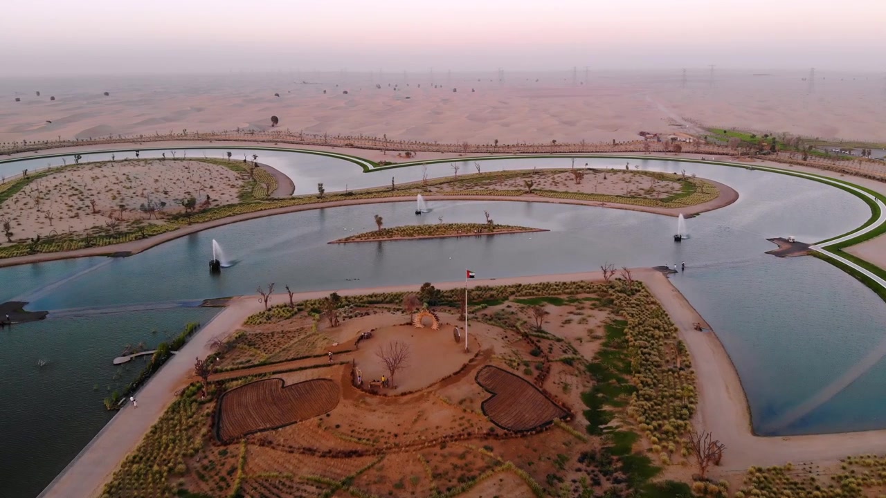 Ujęcie z drona jeziora Dubai Love Lake w kształcie serca w Al Qudra podczas zachodu słońca.