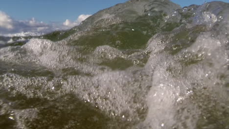 Vista-Del-Nivel-Del-Agua-De-Las-Olas-Rompiendo-Y-Rodando-Hacia-La-Orilla