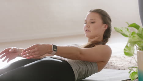 Hermosa-Mujer-De-Yoga-Ejercitando-Un-Estilo-De-Vida-Saludable-Practicando-La-Pose-Del-Cadáver-Disfrutando-Del-Entrenamiento-En-El-Estudio-Entrenando-Ejercicio-De-Respiración-Consciente