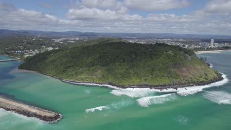 océano y olas - tallebudgera creek - burleigh mountain y palm beach - toma aérea panorámica