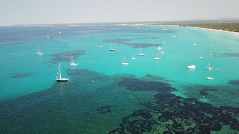 increíble paisaje aéreo de la encantadora playa es trencs y los barcos con un mar turquesa. se ha ganado la reputación de playa caribeña de mallorca. españa