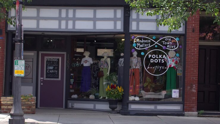 Boutique Polka Dots nel distretto di Old Town a Lansing, Michigan, con stabile inquadratura di apertura