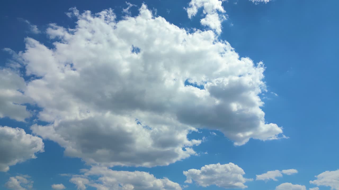 하이랜드 의 아름다운 구름진 하늘 에서 에너지 생산 을 위한 강력 한 풍력 터빈 농장 의 공중 전망