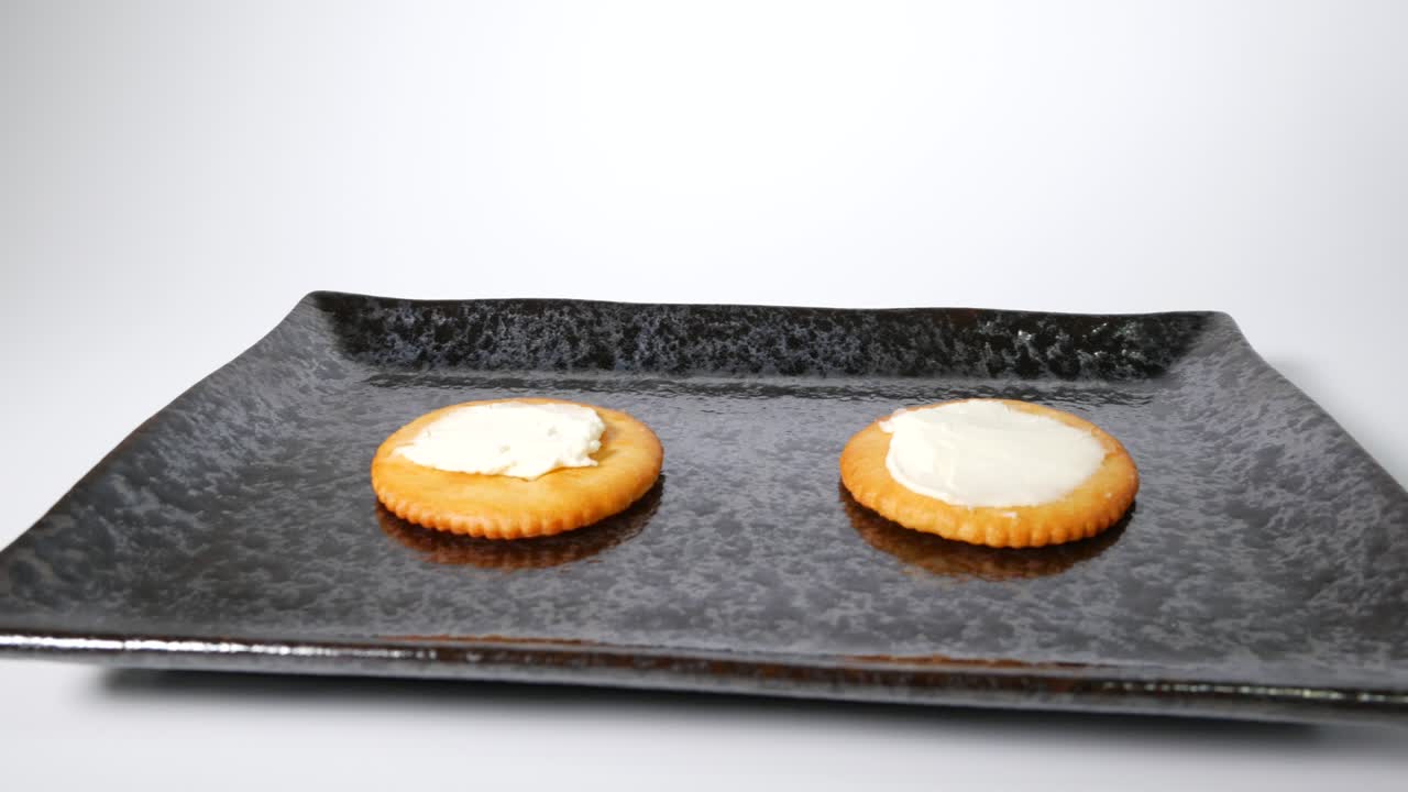 크림 치즈와 함께 둥근 크래커