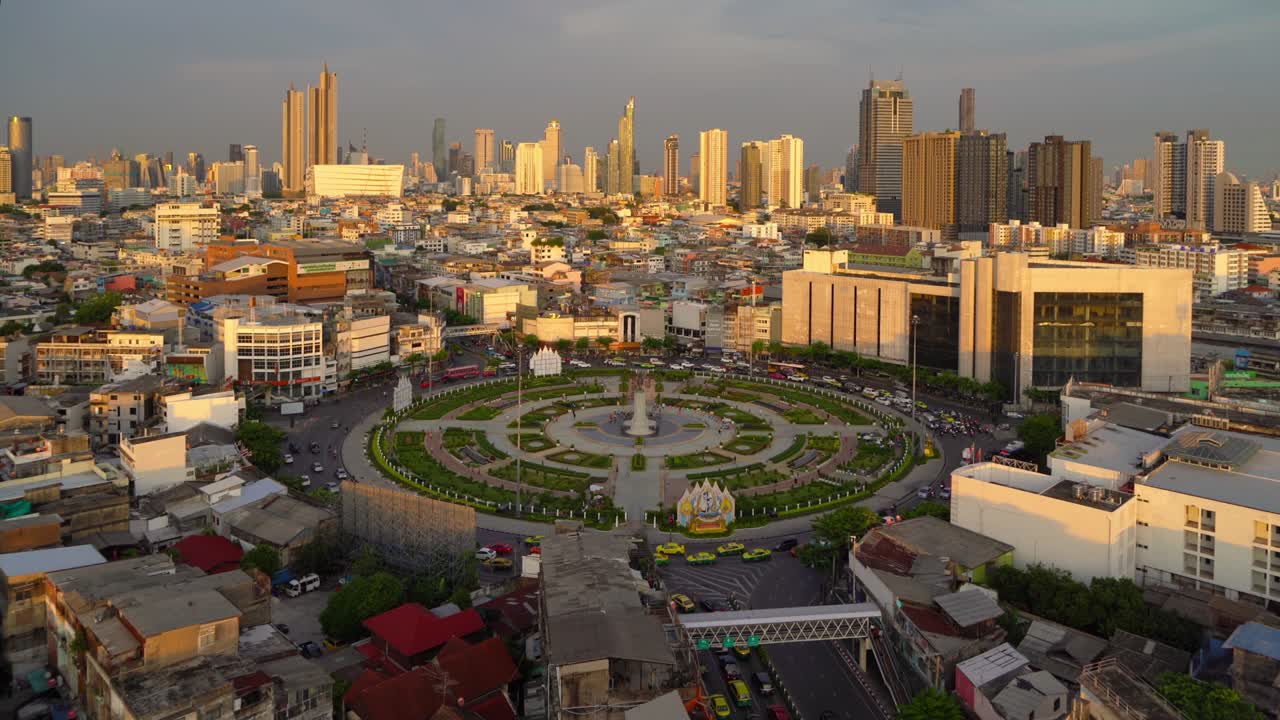 wongwian yai rotonda. vista aérea de cruces de autopistas. carreteras en forma de círculo en la estructura de la arquitectura y la tecnología concepto de transporte. ciudad urbana, bangkok, tailandia.