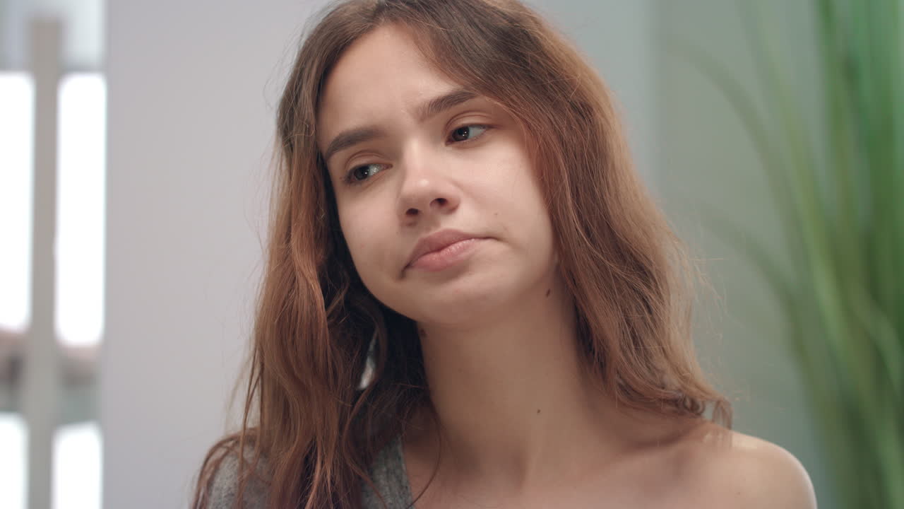 mujer joven sintiendo la nariz bloqueada mientras es alérgica y rociando spray nasal