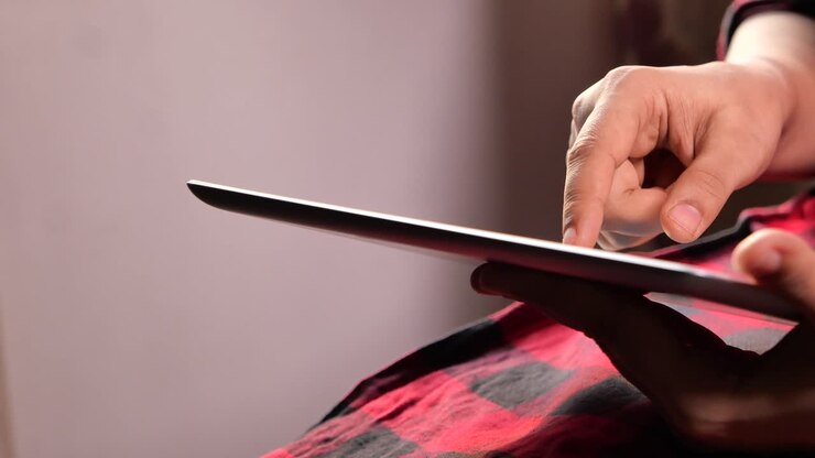 Persona che usa un tablet