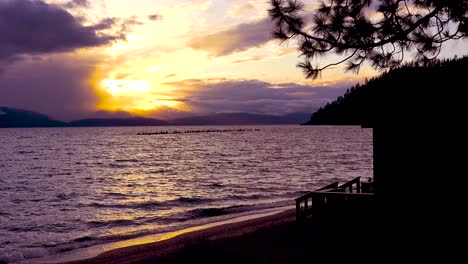 puesta de sol detrás de una hermosa cabaña a lo largo de las orillas del lago tahoe