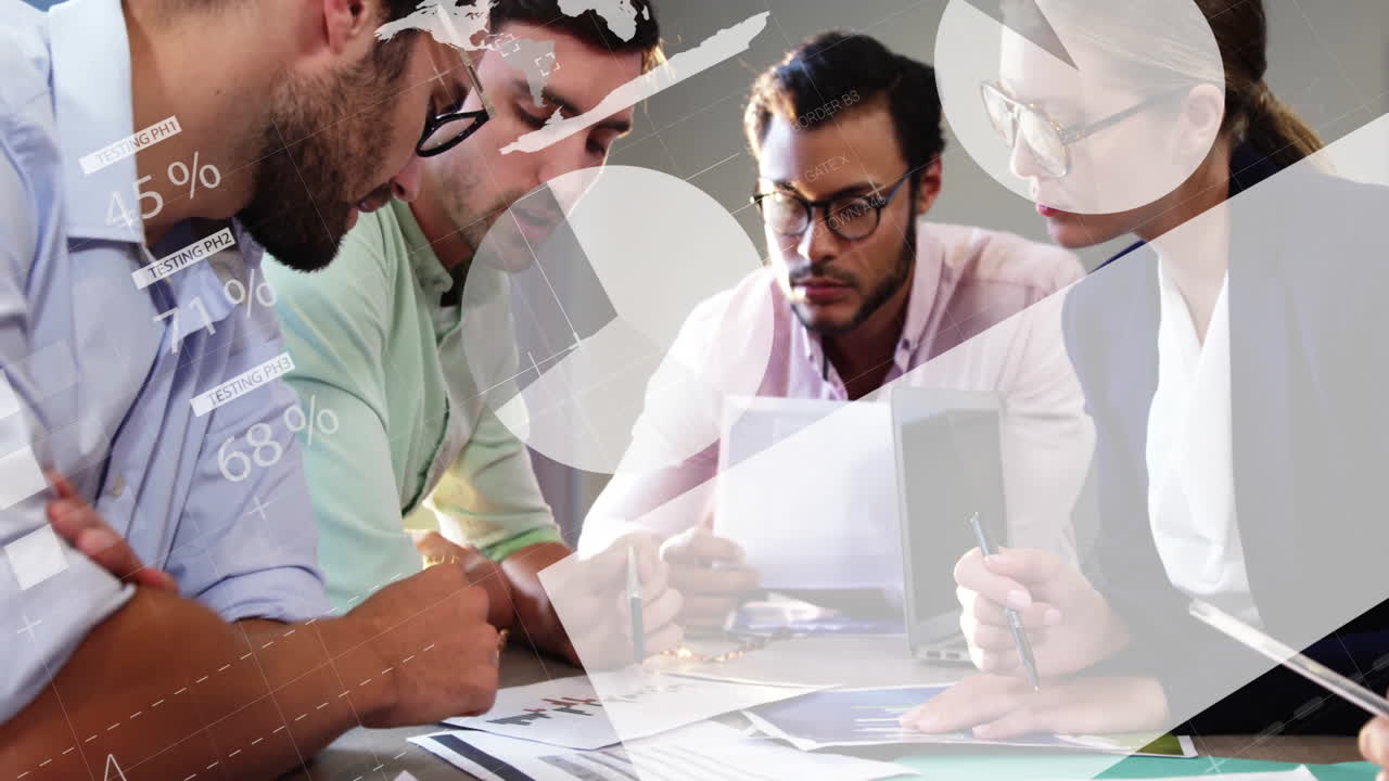 animación del procesamiento de datos financieros sobre diversas personas de negocios en la oficina