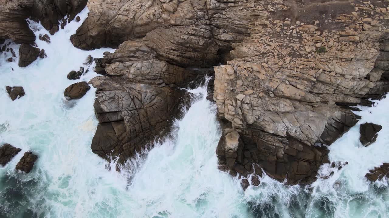 Movimento da sinistra a destra con vista zenitale sopra una scogliera e grandi onde a Mazunte, Oaxaca.