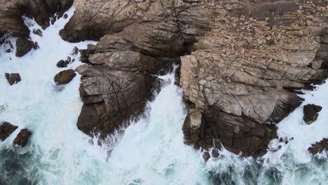 Bewegung-Von-Links-Nach-Rechts-In-Zentraler-Ansicht-über-Klippe-Und-Großen-Wellen-In-Mazunte-Oaxaca