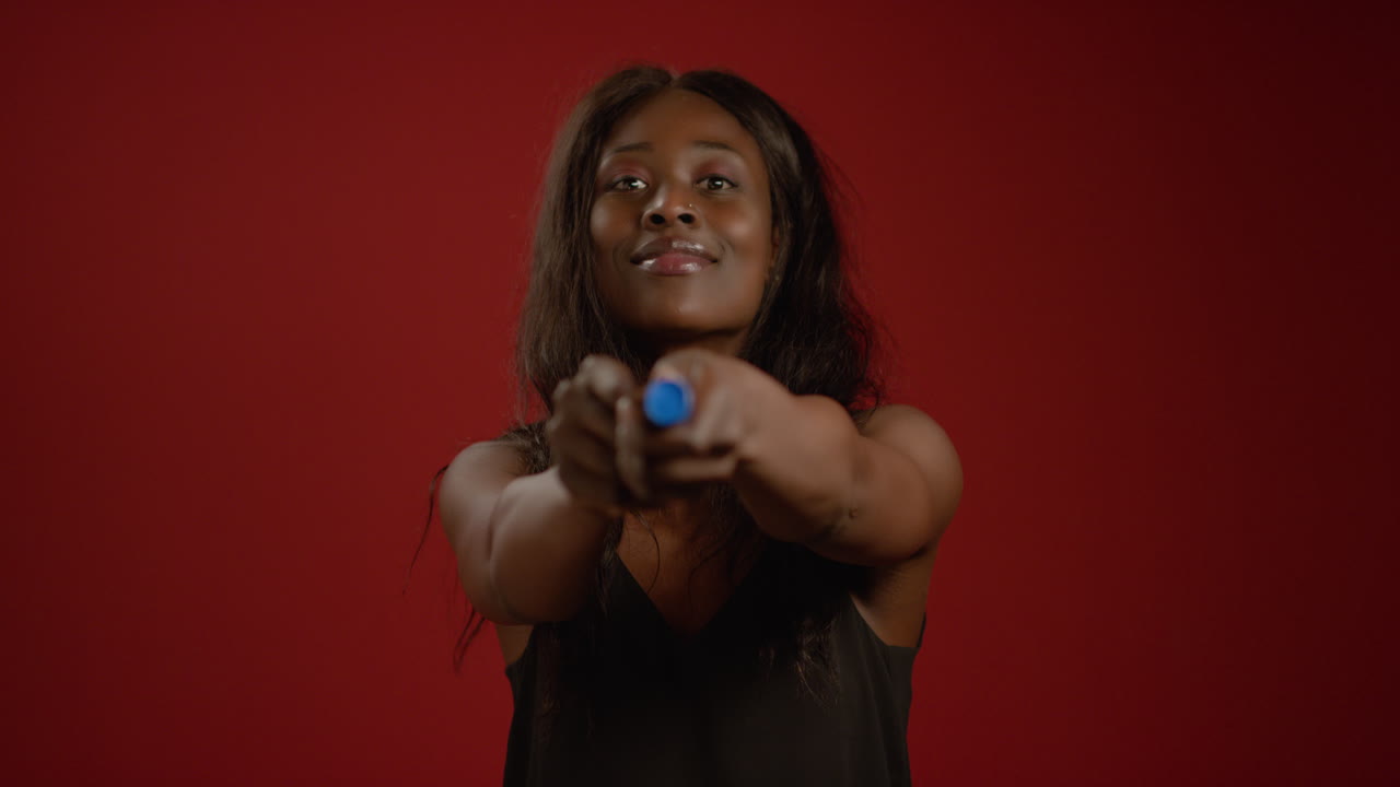 mulher aparece um popper de festa