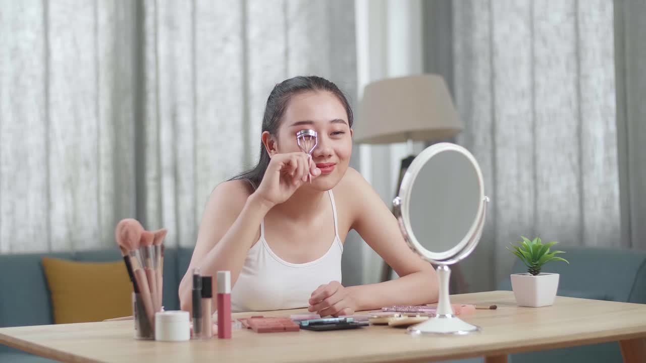 집에서 메이크업을 하는 젊은 여성
