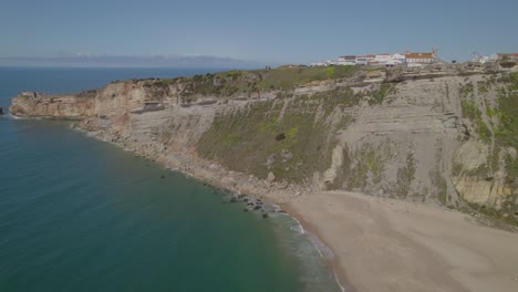 fotografía aérea de la roca costera de miradouro en nazare, portugal