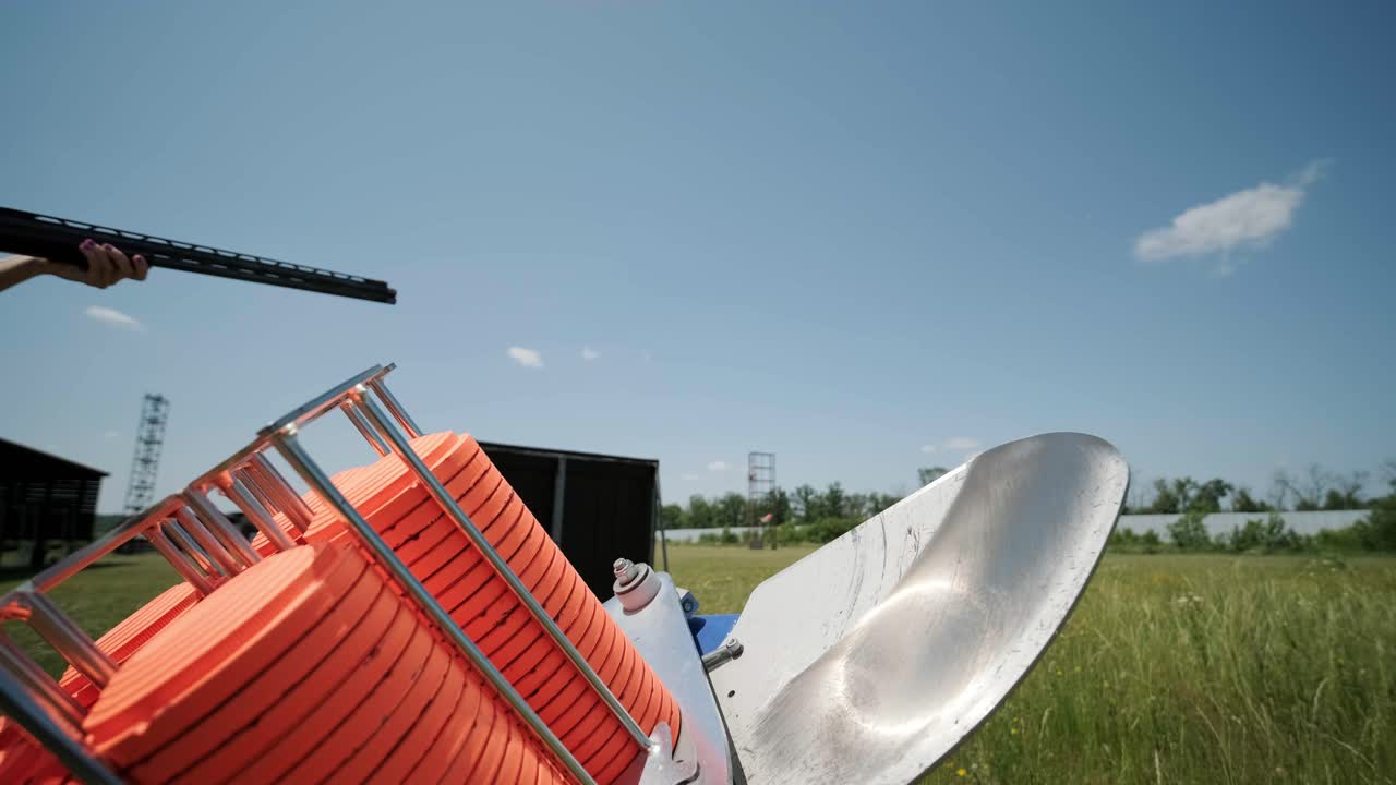 에서 천천히 움직이는 점토 비둘기, 판에 벤치 촬영, 판에 v-log 벤치 슈팅, 판을 던지는 자동 기계, 벤치 쇼팅을위한 던지기 기계.