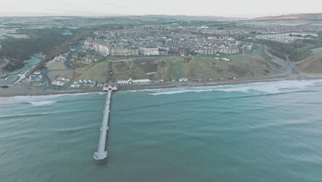 saltburn by the sea temprano en la mañana invierno marzo 2022 - drone aéreo dji mavic 3 cine prores clip 4
