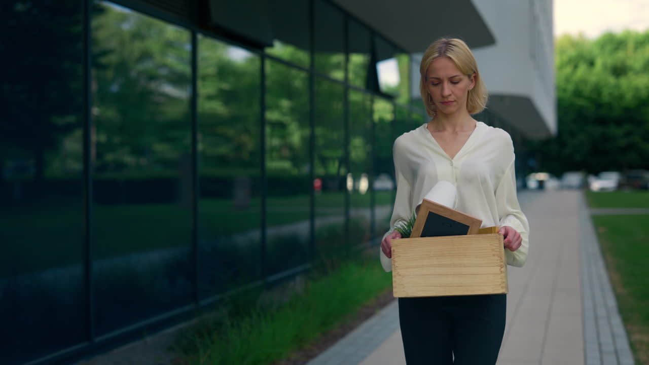 женщина покидает работу