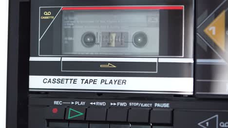 Vintage-Kassette,-Die-In-Einen-Retro-Kassettenspieler-4k-Eingelegt-Wird