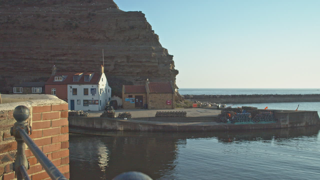 노스 요크 황무지, staithes 클립 10a, pan staithes 항구 및 cowbar nab, 노스 요크셔 유산 해안, 비디오, 4096x2160 25fps, prores 422