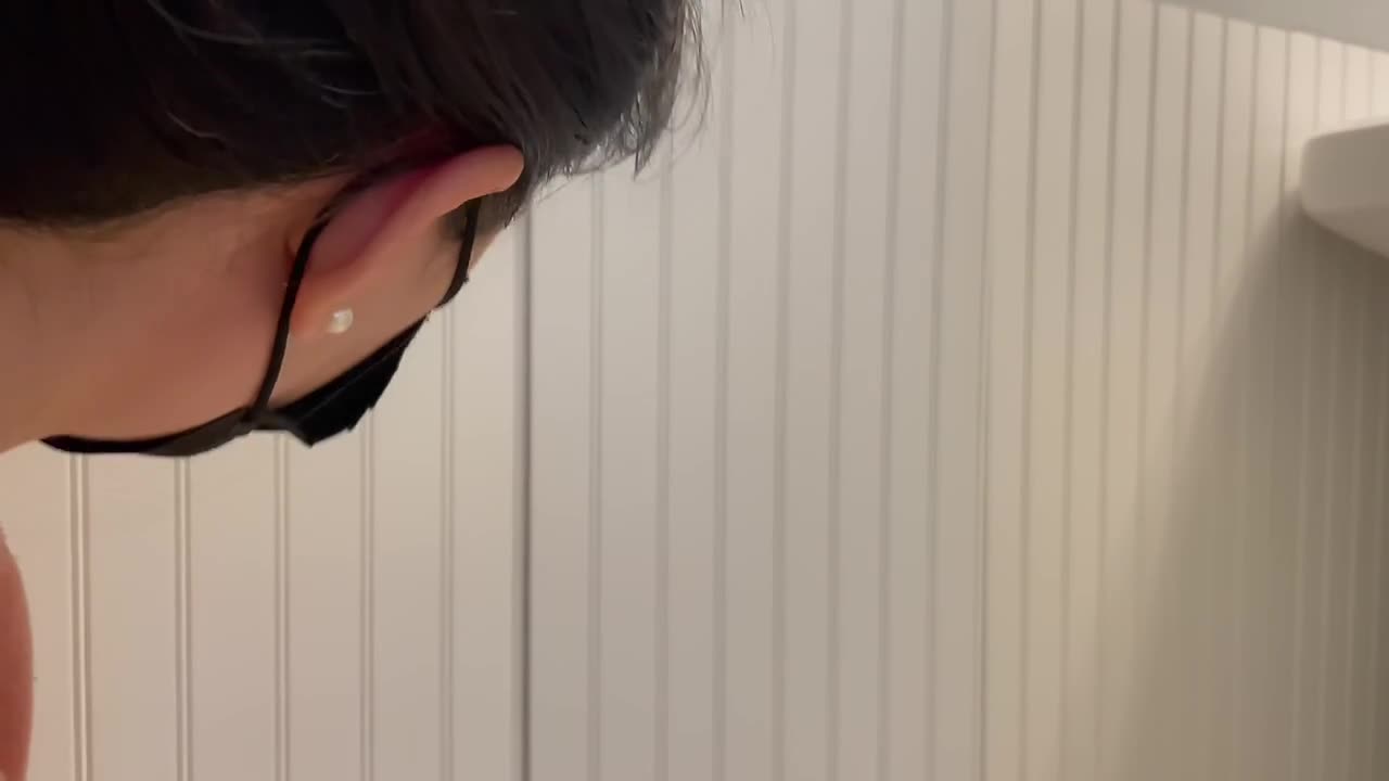 mujer friso de madera revestimiento de pared de baño