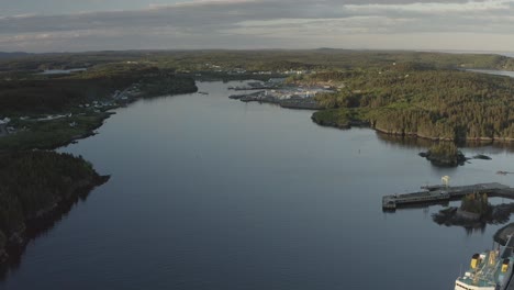 Hacia-Atrás,-Desplácese-Hacia-Arriba-Para-Revelar-La-Bahía-Del-Puerto-De-Black-Y-Los-Transbordadores