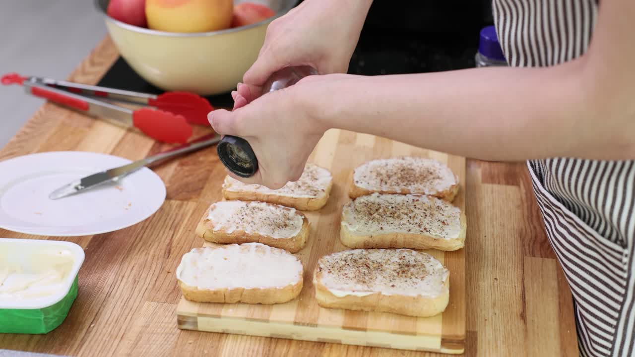 Cream Cheese Sandwiches with Pepper
