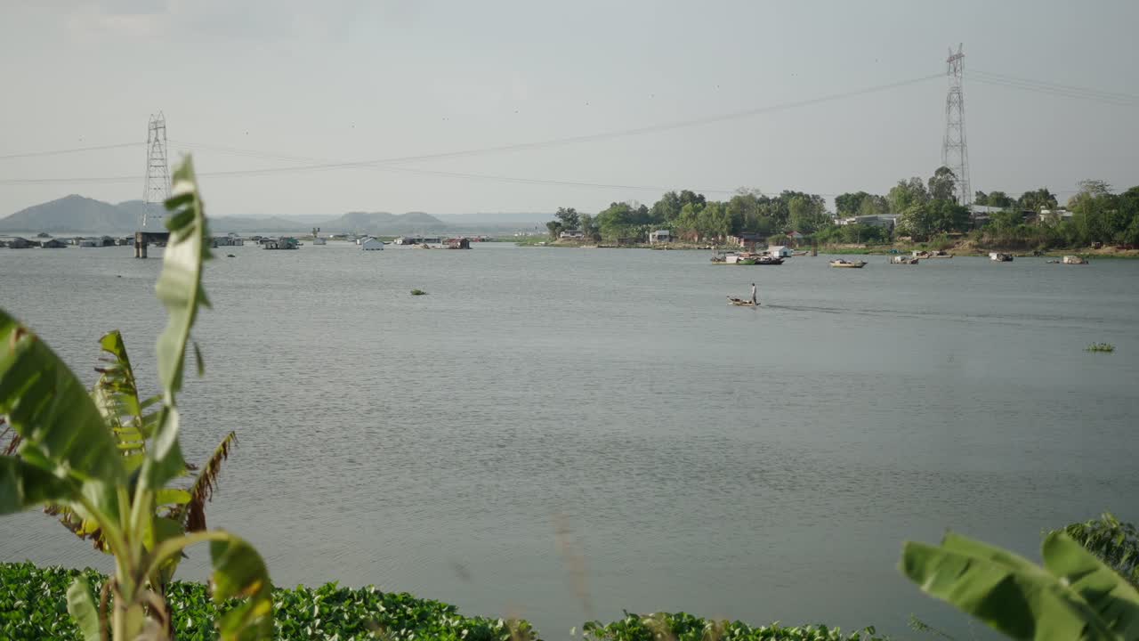 escena del río con barcos y casas