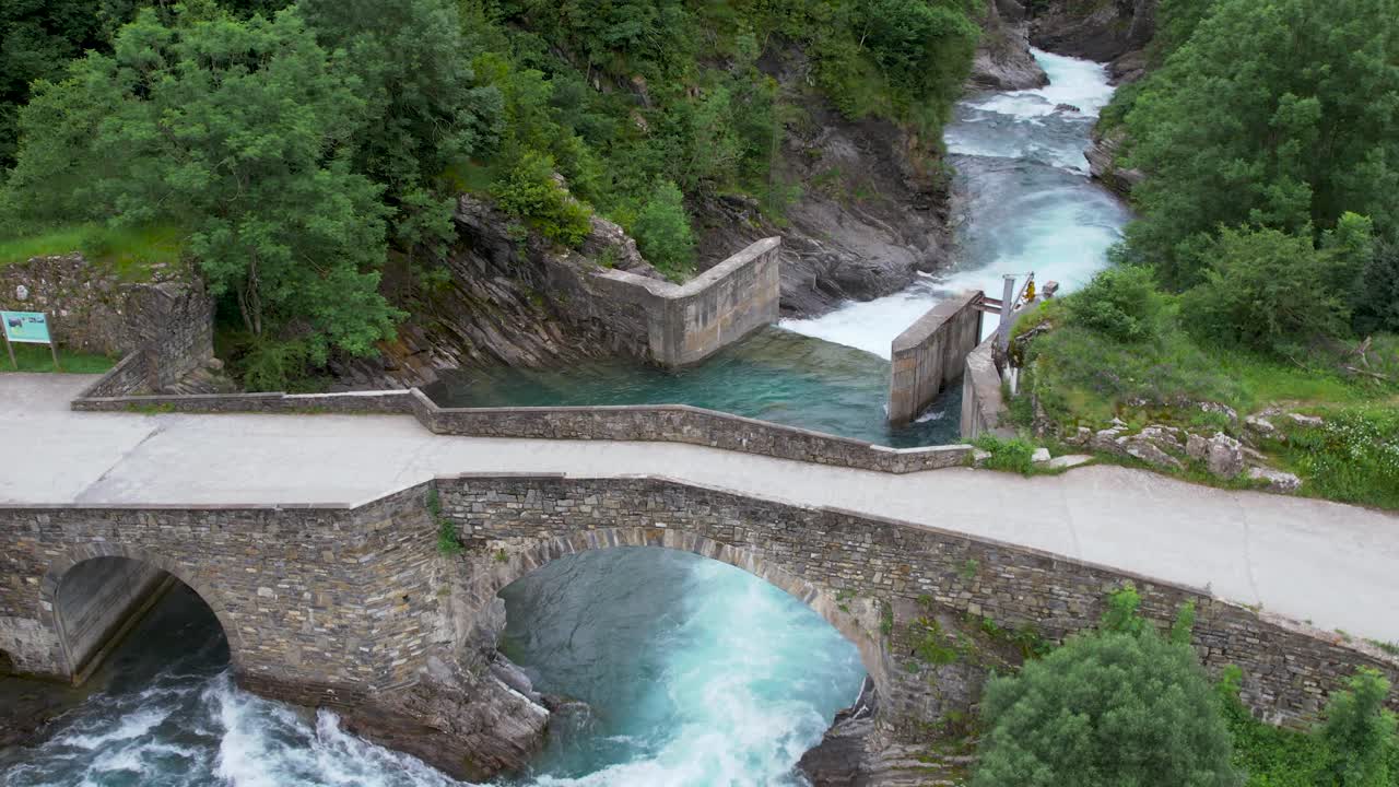 paisaje del puente sobre un río rápido en las tierras altas