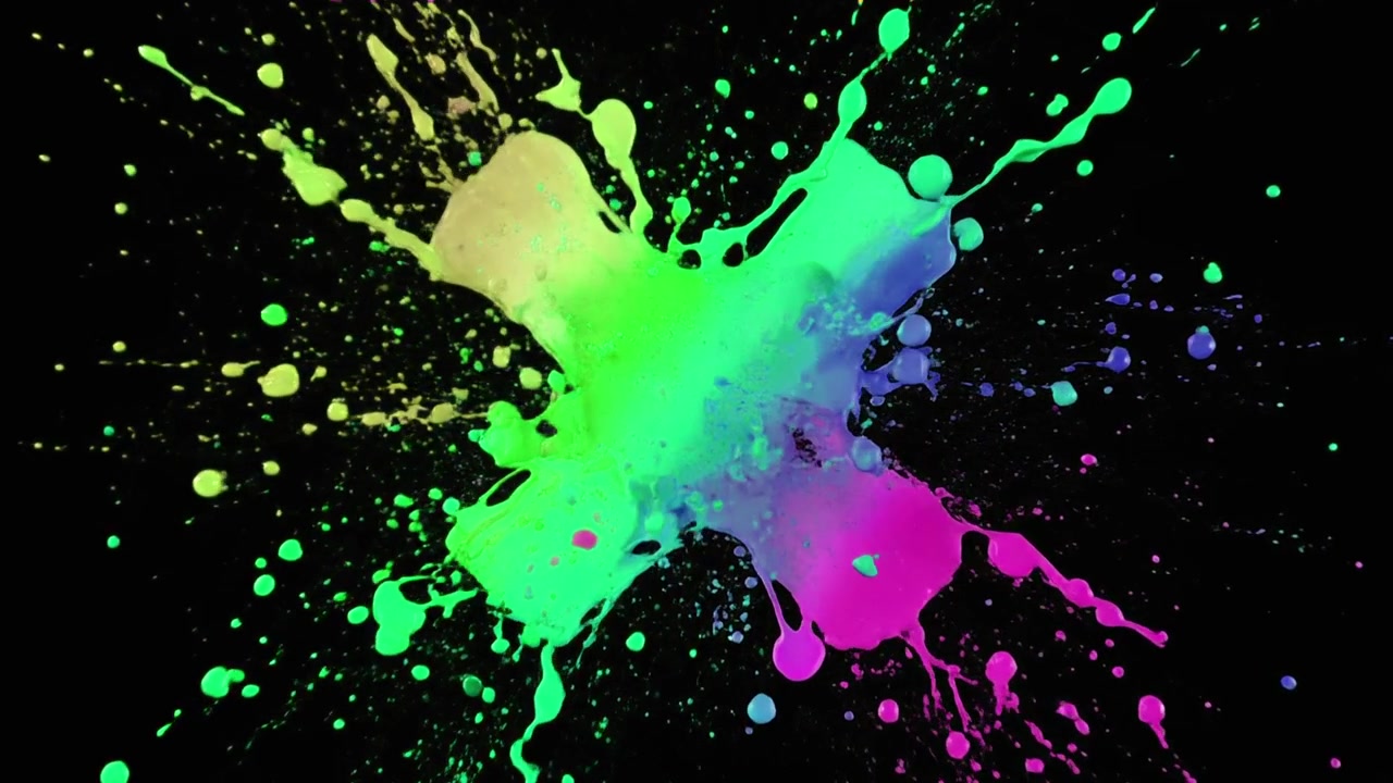 Esplosione di vernice multicolore vibrante su sfondo nero