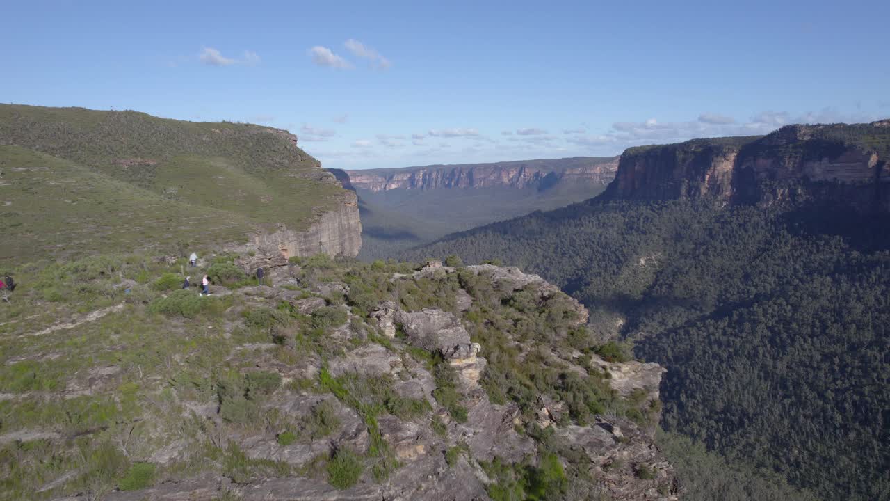 excursionistas en una pista de senderismo con una vista panorámica de evans lookout en el parque nacional de las montañas azules, nueva gales del sur, australia