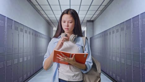 estudiante pensando en el pasillo de la escuela