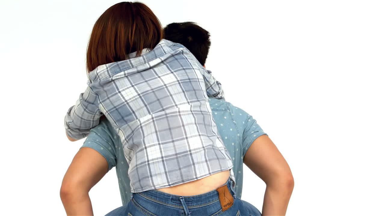 예쁜 남자가 여자친구에게 돼지를 돌려주고 있습니다.